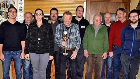 Anklang fand das Kleinkaliberschie&szlig;en des Sch&uuml;tzenvereins von Altenkunstadt, das auf der Anlage in Burgkunstadt ausgetragen wurde. Gewinner des Wanderpokals wurde bereits zum dritten Mal Peter P&ouml;tzl, der stolz die Troph&auml;e in H&auml;nden h&auml;lt.  Foto: Dieter Radziej