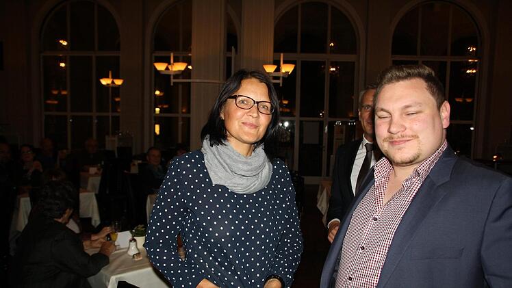 Christoph Keß, Chef von Simpleselfie Fotobox, überreicht einer Gewinnerin einen von drei Gutscheine. Er sponserte die Aktion mit 550 Euro