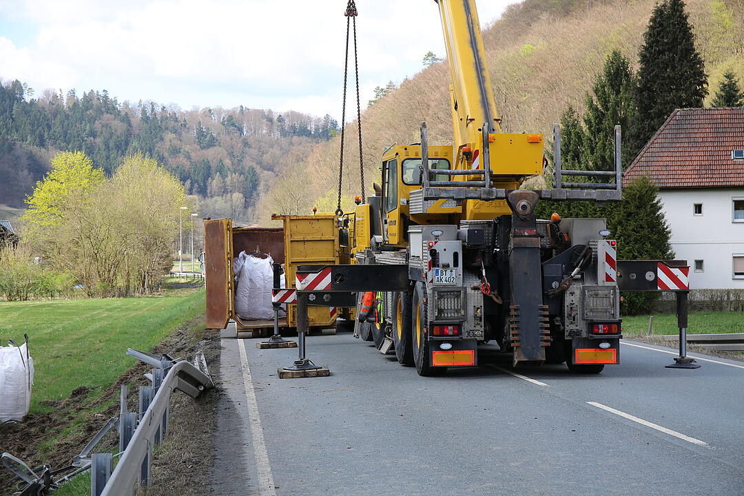 Bad Berneck. Lkw stürzt Abhang hinab