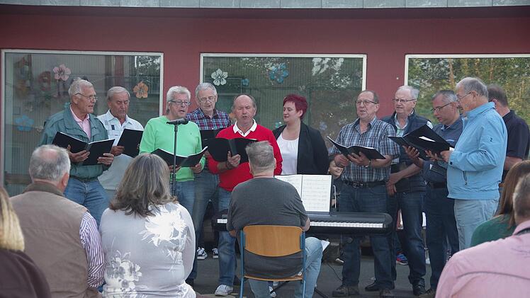 Der Männerchor des Gesangvereins "Liederkranz" Johannisthal gab einen Einblick in sein umfangreiches Repertoire. Foto: Heike Schülein
