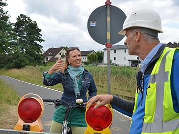 Bauleiter Wolfgang Hahn spricht mit Sabine Hirschmann aus Frauenaurach. Die Radlerin fragte nach der Umleitungsstrecke.