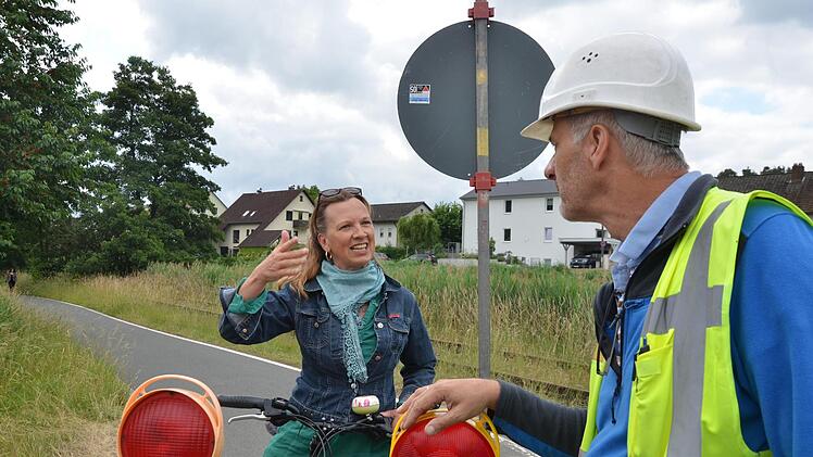 Bauleiter Wolfgang Hahn spricht mit Sabine Hirschmann aus Frauenaurach. Die Radlerin fragte nach der Umleitungsstrecke.