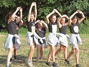 Die Jugendgruppe "Dancing Starlets" beeindruckte mit ihren rhythmisch vorgetragenen Showtänzen. Foto: Alfred Thieret