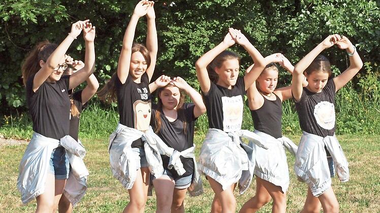 Die Jugendgruppe "Dancing Starlets" beeindruckte mit ihren rhythmisch vorgetragenen Showtänzen. Foto: Alfred Thieret