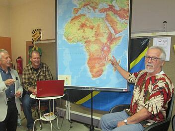 Mit Ernst Stross (links) als Moderator gaben Uwe Tobaben (2.v.l.) und Reinhard Beichel  einen Einblick in die Arbeit der Afrika-Hilfe. Winfried Ehling
