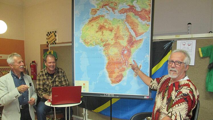 Mit Ernst Stross (links) als Moderator gaben Uwe Tobaben (2.v.l.) und Reinhard Beichel  einen Einblick in die Arbeit der Afrika-Hilfe. Winfried Ehling
