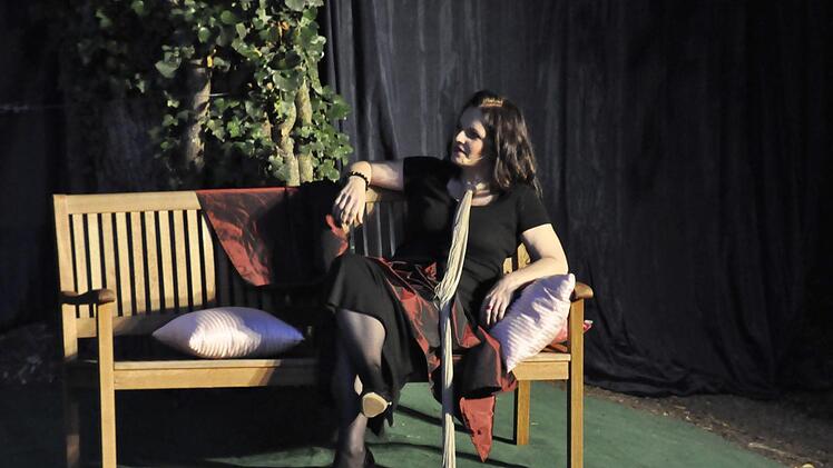 Claudia Albrecht leitete auf einer Bank sitzend mit poetischen Worten von Stück zu Stück über. Foto: Peter Klopf