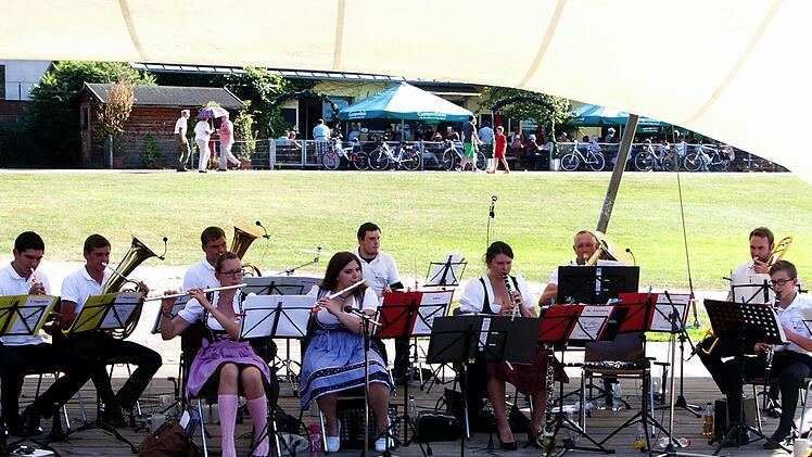 Der "Büddl Express" spielt am 1. September auf der Seebühne in Kronach unter der Leitung von Dominik Richter.  Foto: privat