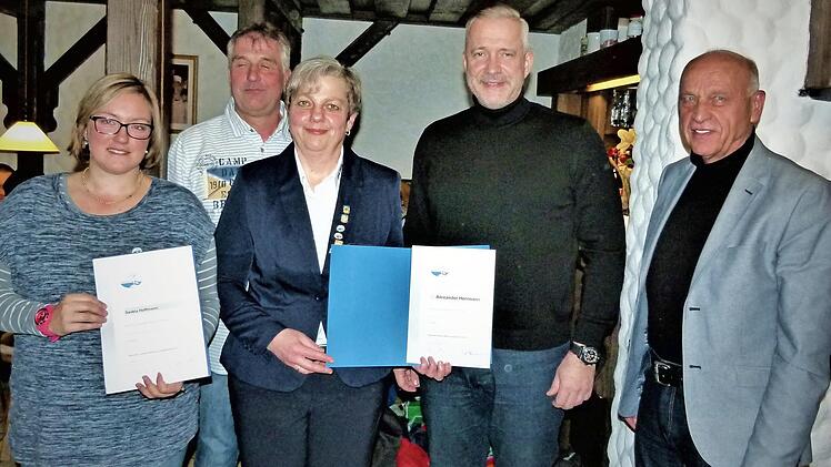 Ehrungen bei der DLRG-Ortsgruppe Wirsberg; unser Bild zeigt (von links) Saskia Hoffmann, Zweiten Vorsitzenden Jens Bennewitz, Vorsitzende Iris Blätterlein, Alexander Herrmann und Bürgermeister Hermann Anselstetter.  Foto: Werner Reißaus