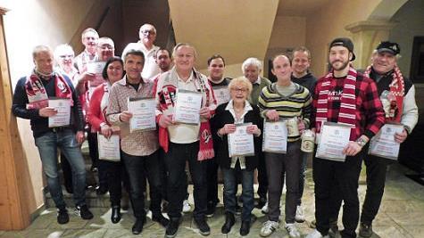 Die Geißbockfreunde Weißenbrunn ehrten treue Mitglieder und ernannten Reinhardt Münch (Bildmitte) zum Ehrenmitglied. Hinter Münch (links) Fanclubleiter Tom Bittermann.  Foto: Dieter Wolf