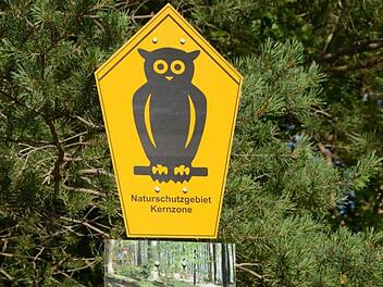 Die Eulenschilder sind Kennzeichen der Kernzonen in der Rhön. Foto: Elisabeth Assmann/Archiv