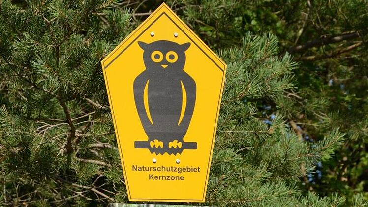 Die Eulenschilder sind Kennzeichen der Kernzonen in der Rhön. Foto: Elisabeth Assmann/Archiv