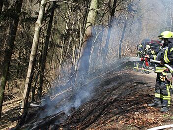 Der Brandherd lag in einem Steilhang. Die Feuerwehren rückten mit großen wasserführenden Fahrzeugen an.