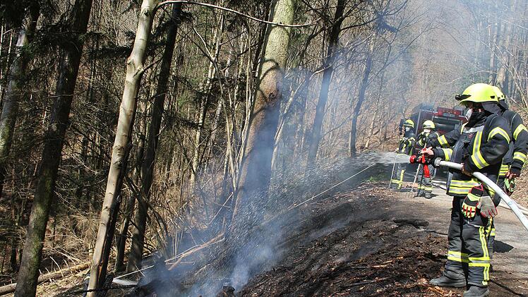 Der Brandherd lag in einem Steilhang. Die Feuerwehren rückten mit großen wasserführenden Fahrzeugen an.