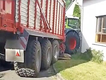 Mit schwerem Gerät werden in Ködnitz die Straßen am Mühlbach und Mühlgraben befahren. Die Gespanne sind so groß, dass sie die Kurven nur durch mehrmaliges Rangieren meistern. Dabei wird auch Privatgrund in Mitleidenschaft gezogen. Der dreiachsige Anhänger schiebt die Begrenzungssteine an der Schreinerei Popp zur Seite, als wären sie aus Pappe.