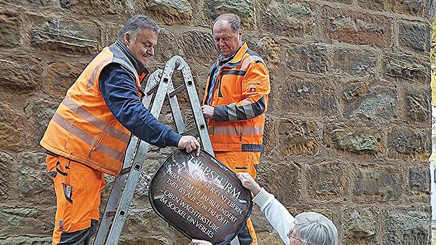 Franz Dorsch und Rainer M&uuml;ller (links) vom Bauhof der Stadt Ebern brachten die Schilder an, die G&uuml;nter Lipp gestiftet hat.