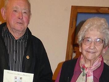 Gerhard Oppel und Ruth Rottmann wurden für 65 Jahre Singen bei der Liedertafel geehrt.