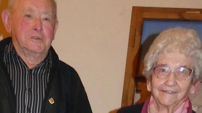 Gerhard Oppel und Ruth Rottmann wurden für 65 Jahre Singen bei der Liedertafel geehrt.