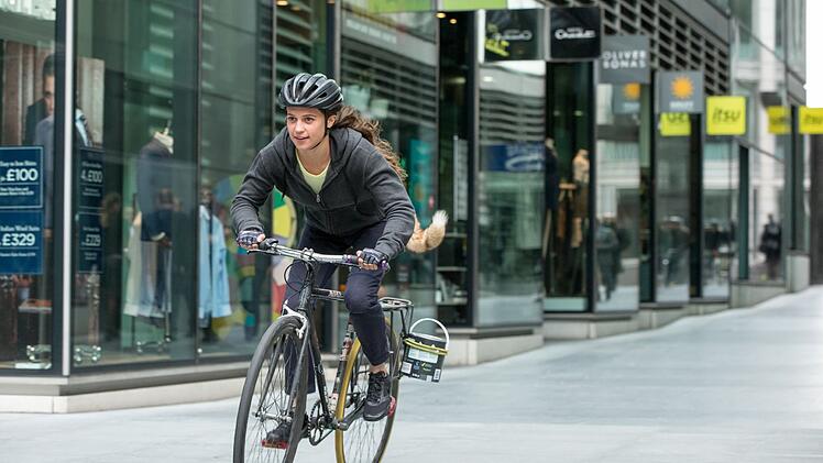 Eigentlich lebt Lara (Alicia Vikander) in London, wo sich die Studentin als Fahrradkurierin ihr Leben finanziert.