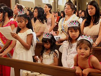 In der Stadtpfarrkirche von Eltmann feierten philippinische und deutsche Bürger gemeinsam einen Gottesdienst, der in mehreren Sprachen abgehalten wurde, Fotos: Günther Geiling