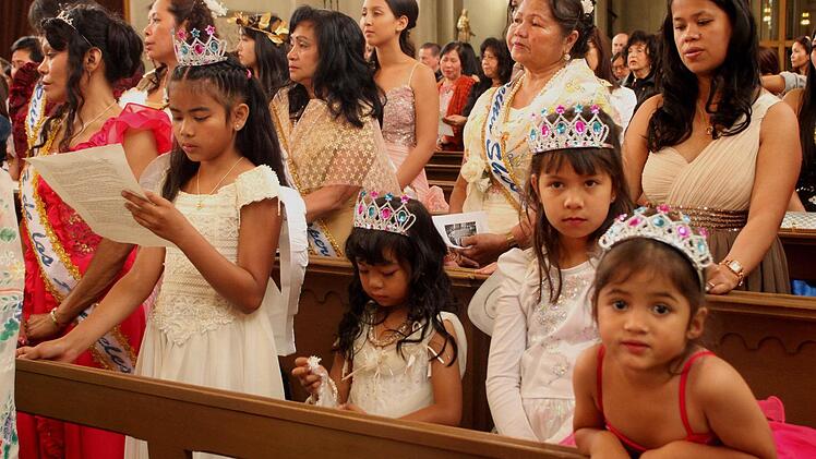 In der Stadtpfarrkirche von Eltmann feierten philippinische und deutsche Bürger gemeinsam einen Gottesdienst, der in mehreren Sprachen abgehalten wurde, Fotos: Günther Geiling