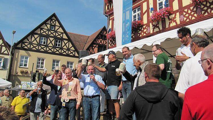 O´gschdochn is: die Krüge hoch zum "Prosit!"