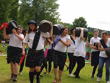 Alle Kräfte mussten beim Tragen der Fässer mobilisiert werden. Fotos: Heike Schülein
