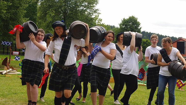 Alle Kräfte mussten beim Tragen der Fässer mobilisiert werden. Fotos: Heike Schülein