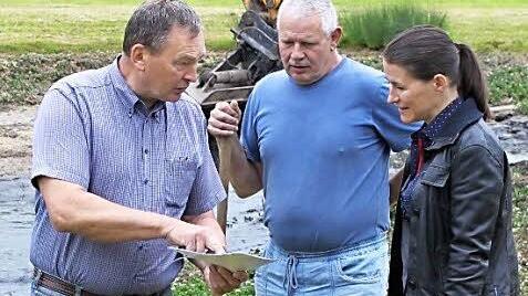 Albert Groh (l.) und Andreas Betz informieren Bürgermeisterin Christiane Meyer über die Arbeiten.