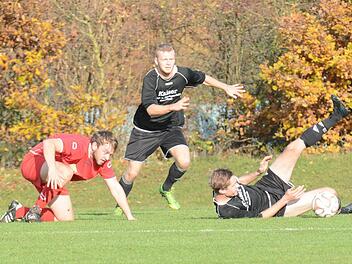 Fall-Studie: Weil Oberthulbas David Seidl (links) und Auras Spielführer Daniel Hagemann in dieser Szene Gleichgewichts-Probleme haben, hat Fabian Illig den besten Zugriff aufs Spielgerät Foto: ssp
