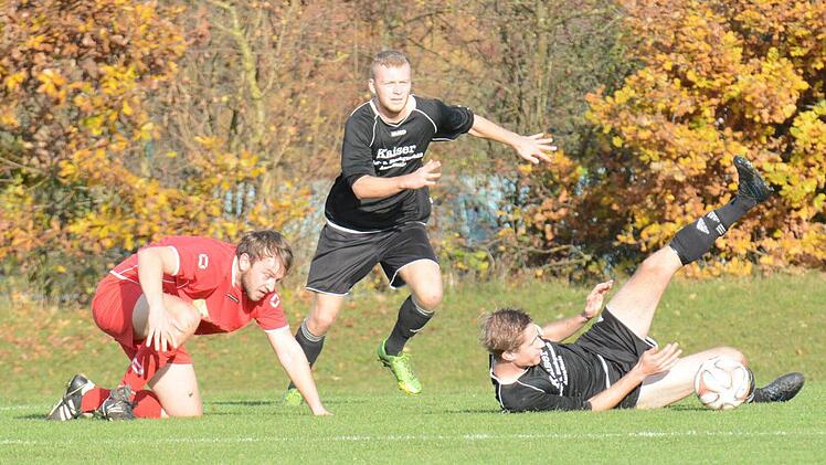 Fall-Studie: Weil Oberthulbas David Seidl (links) und Auras Spielführer Daniel Hagemann in dieser Szene Gleichgewichts-Probleme haben, hat Fabian Illig den besten Zugriff aufs Spielgerät Foto: ssp