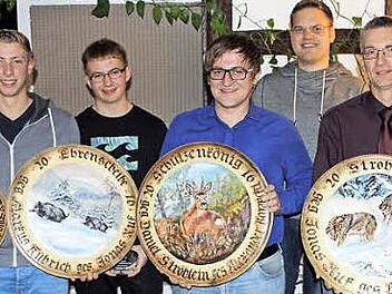 Der neue Schützenkönig in Nordhalben heißt Alexander Barnickel (Mitte). Mit im Bild (v. l.) Jonas Ruf als Jungschützenkönig und Gewinner der Ehrenscheibe, Jugend-Vereinsmeister Markus Kübrich, ATSV-Vorsitzender Christian Popp und Schützenmeister Harald Wunder, der sich die Scheibe des Strohkönigs sicherte.  Foto: Michael Wunder