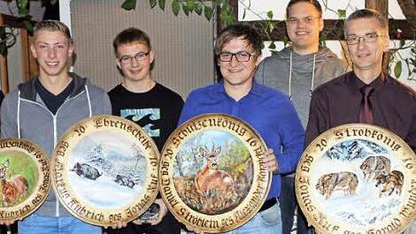 Der neue Schützenkönig in Nordhalben heißt Alexander Barnickel (Mitte). Mit im Bild (v. l.) Jonas Ruf als Jungschützenkönig und Gewinner der Ehrenscheibe, Jugend-Vereinsmeister Markus Kübrich, ATSV-Vorsitzender Christian Popp und Schützenmeister Harald Wunder, der sich die Scheibe des Strohkönigs sicherte.  Foto: Michael Wunder