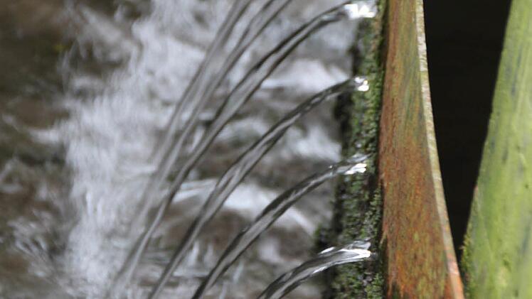 Wenn das Wasser gereinigt wurde, sprudelt es unten am Turm weiter zur Nachbehandlung. Foto: Ulrike Müller