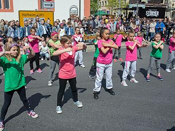 Am verkaufsoffenen Sonntag in Haßfurt begeisterten knapp 50 Kinder und Teenager von "Fit4Life" mit ihren drei Tanzshows unter der Leitung von Christina Neumer und Carolin Bittner die Besucher. Im Bild die "Dance Kids".  Fotos: Ulrike Langer