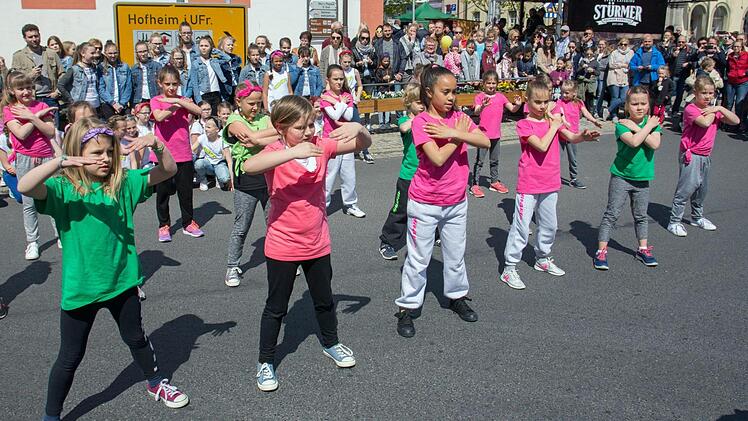 Am verkaufsoffenen Sonntag in Haßfurt begeisterten knapp 50 Kinder und Teenager von "Fit4Life" mit ihren drei Tanzshows unter der Leitung von Christina Neumer und Carolin Bittner die Besucher. Im Bild die "Dance Kids".  Fotos: Ulrike Langer