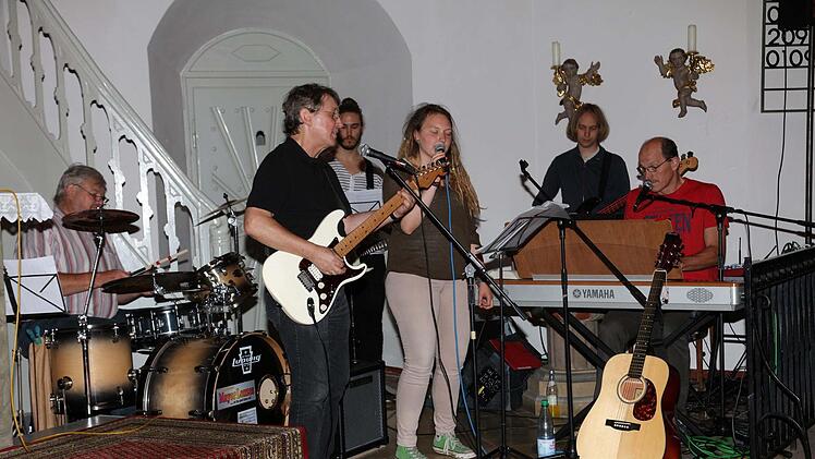 Die Dekanatsband mit dem Dekanatsjugendreferenten Reiner Babucke und der Sängerin Lisa Bormann gestaltete den musikalischen Teil des Gottesdienstes. Foto: Klaus Gagel