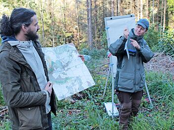 Bei einer Veranstaltung des AELF Bamberg und der WBV Fränkische Schweiz für interessierte Waldbesitzer wurde dargestellt, dass durchaus auch die sogenannte Naturverjüngung bei der Wiederbestockung von Käferflächen in Betracht kommt; links Benedikt Kügel von der WBV, rechts Forstamtsrat Stefan Ludwig vom Forstrevier Egloffstein.