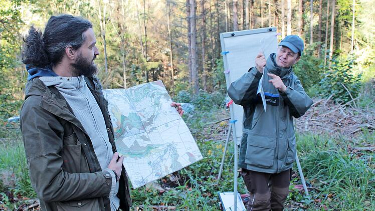Bei einer Veranstaltung des AELF Bamberg und der WBV Fränkische Schweiz für interessierte Waldbesitzer wurde dargestellt, dass durchaus auch die sogenannte Naturverjüngung bei der Wiederbestockung von Käferflächen in Betracht kommt; links Benedikt Kügel von der WBV, rechts Forstamtsrat Stefan Ludwig vom Forstrevier Egloffstein.