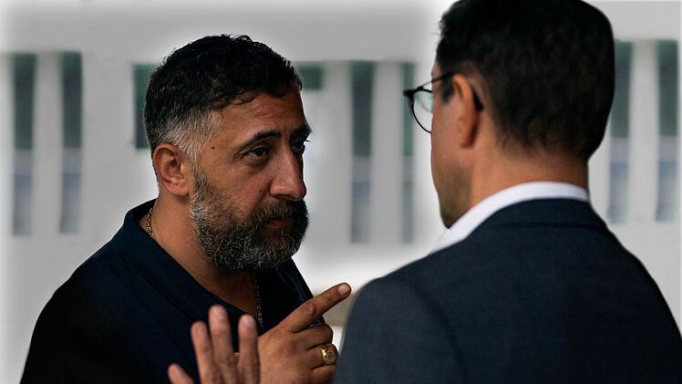 Kalaman (Kida Khodr Ramadan, links) nimmt Vernau (Jan Josef Liefers) in die Mangel.