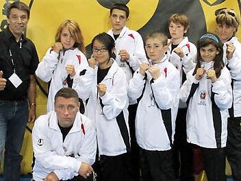 Unter Kids - Daniela Neumann mit der Crew der Kampfsportschule: Georg Müller, Isabelle Apostolov, Annette Nguyen, Erk Danjo, Alexander Baluyuda, Roman Grushun, Goryana Stoeva, Daniela Neumann, (kniend) Alexander Parchaev.  Fotos: privat