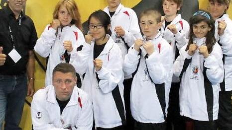 Unter Kids - Daniela Neumann mit der Crew der Kampfsportschule: Georg Müller, Isabelle Apostolov, Annette Nguyen, Erk Danjo, Alexander Baluyuda, Roman Grushun, Goryana Stoeva, Daniela Neumann, (kniend) Alexander Parchaev.  Fotos: privat
