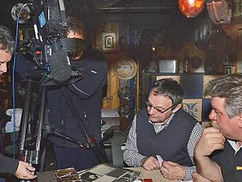 Sigfried Küspert und Peter Oehmig blättern in alten Fotoalben (sitzend, von links) und  werden dabei    von Autor Jürgen Neumann und Kameramann Benedikt Preisinger beobachtet. Fotos:  Dieter Hübner