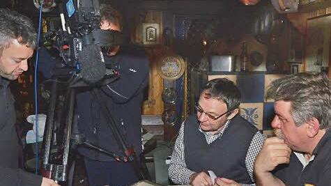 Sigfried Küspert und Peter Oehmig blättern in alten Fotoalben (sitzend, von links) und  werden dabei    von Autor Jürgen Neumann und Kameramann Benedikt Preisinger beobachtet. Fotos:  Dieter Hübner