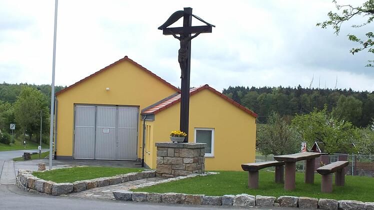 Der Platz um das Dorfkreuz ist im vergangenen Jahr umgestaltet worden.