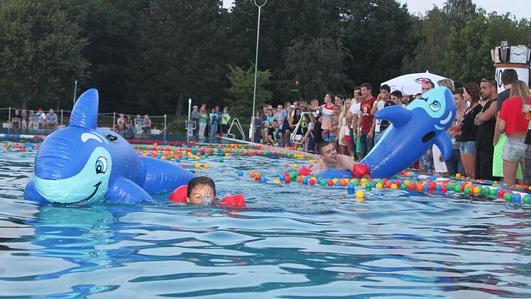 Gro&szlig; und Klein traten im Schwimmerbecken gegeneinander an und suchten unter 2000 B&auml;llen die Gewinnerb&auml;lle