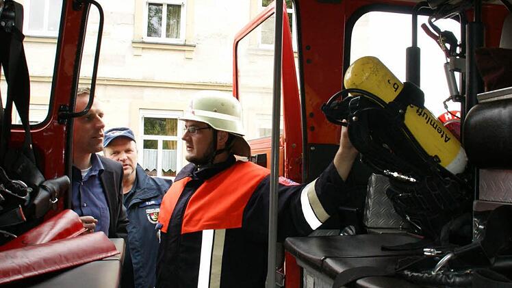 Schon während der Fahrt kann der schwere Atemschutz jetzt angelegt werden, erläuterte Kommandant Frank Schilling dem Bürgermeister Matthias Bäuerlein.