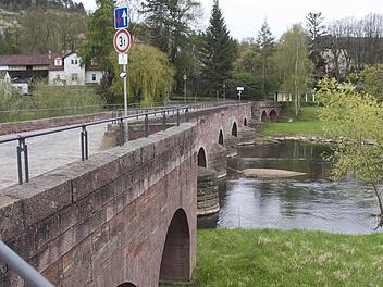Auf dem Sanierungsplan steht die Kissinger Straße. Sie führt auch über die alte Brücke. Fotos: Gerd Schaar