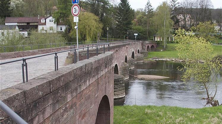Auf dem Sanierungsplan steht die Kissinger Straße. Sie führt auch über die alte Brücke. Fotos: Gerd Schaar