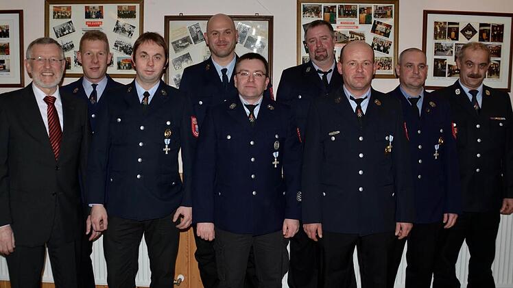 Für 25 Jahre aktiven Feuerwehrdienst wurden geehrt: Andreas Metz (2. Von links), Andreas Kessler, Thomas Albert, Thorsten Zehe, Friedhard Wehner, Marco Köth und Jochen Schlereth. Es gratulierten Bürgermeister Waldemar Bug (links) und Kreisbrandmeister Klaus Preisendörfer (rechts).Foto: Kathrin Kupka-Hahn